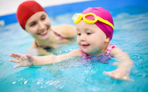 Nên cho trẻ ở độ tuổi nào học bơi?