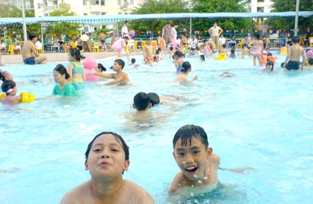 Chuyện gì sẽ xảy ra khi đi tiểu ở bể bơi?