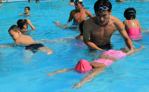 Những hiểm họa cha mẹ nên biết khi cho con đi bơi