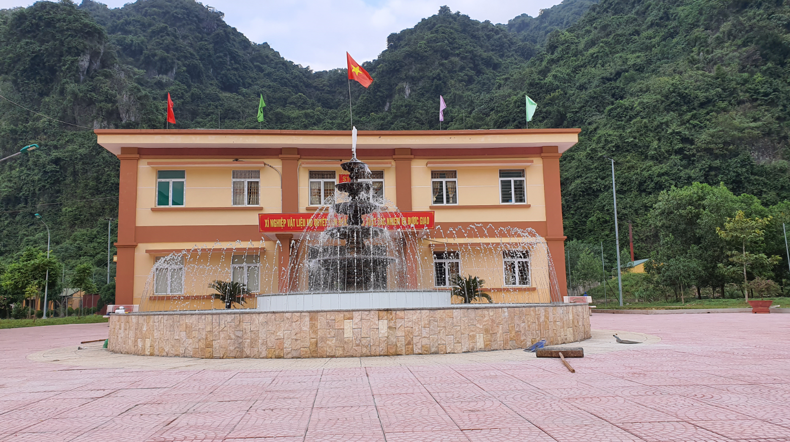 Thi cồng đài phun nước tại Hòa Bình