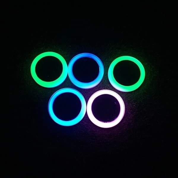 Đèn led đổi mầu năng lượng mật trời thả dưới đáy bể bơi.