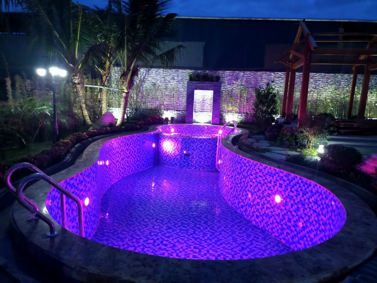 Thi công bể bơi 60m2 tại biệt thự nghỉ dưỡng