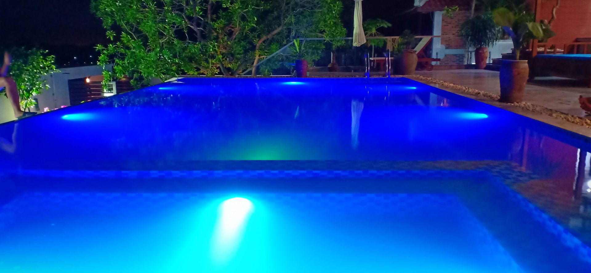 Thiết bị bể bơi vô cực