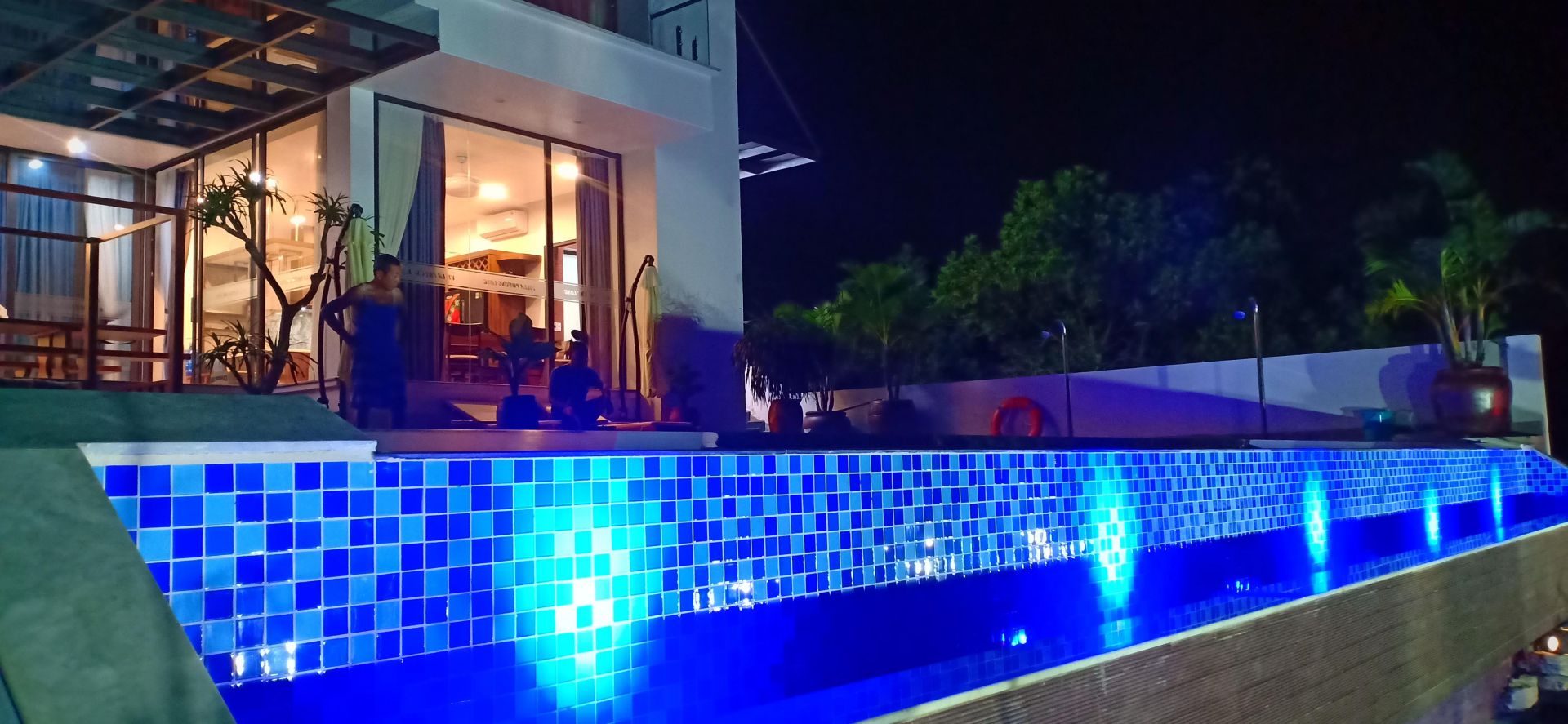 bể bơi tràn vô cực