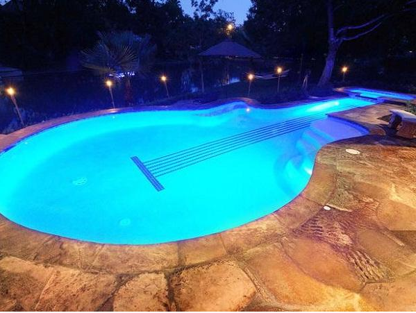 Bể bơi ngoài trời hình cây đàn