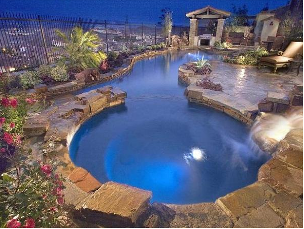 Bể bơi ngoài trời như một con sông nhỏ